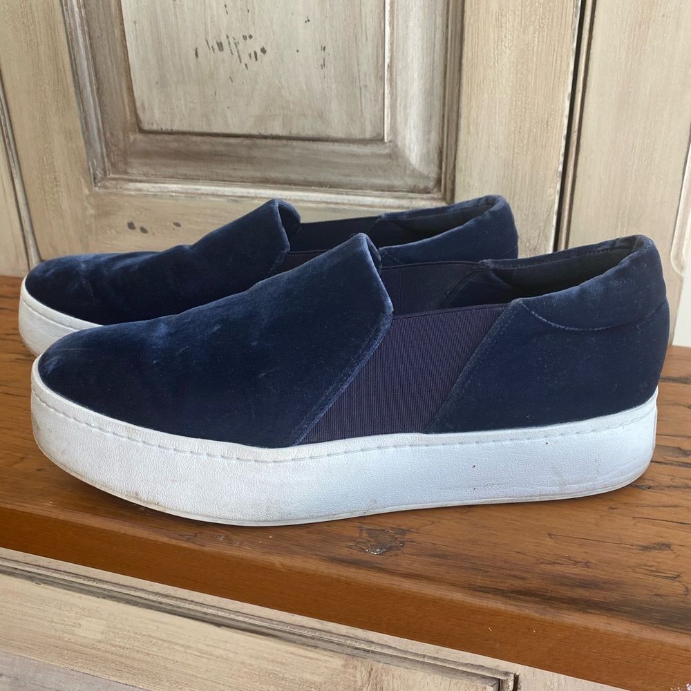 VINCE navy velvet shoes sz 10